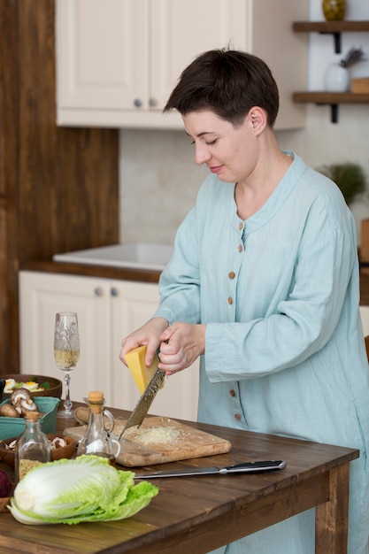 Mujer cocinando comida sana en casa