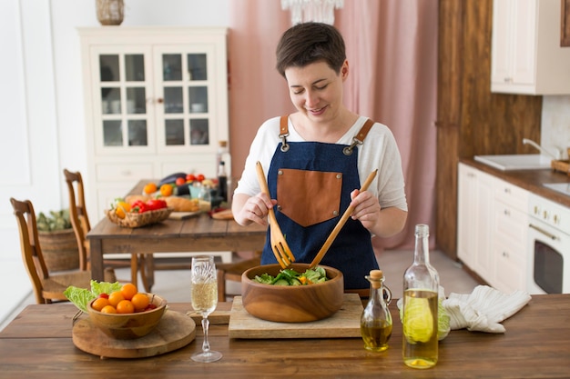 Foto gratuita mujer cocinando comida sana en la cocina