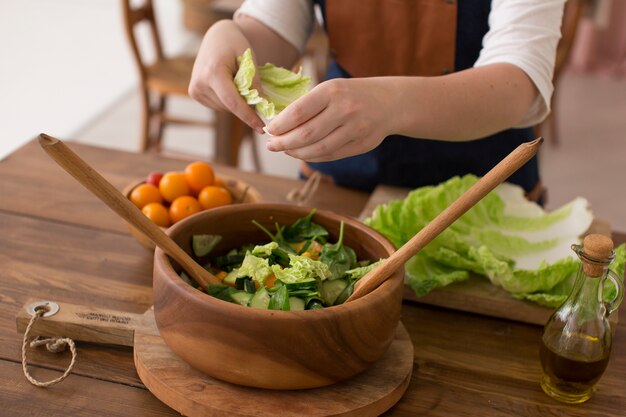 Mujer cocinando comida sana