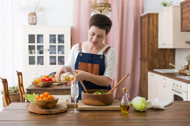 Mujer cocinando comida sana