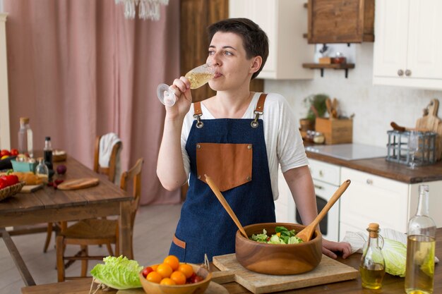 Mujer cocinando comida sana