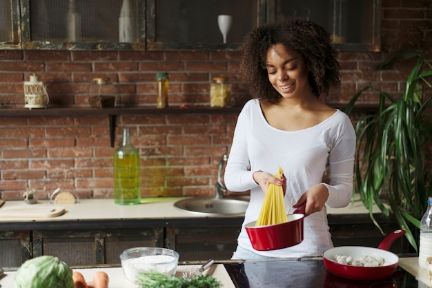 Mujer cocinando espaguetis