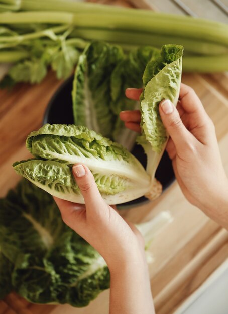 Mujer cocinando con lechuga