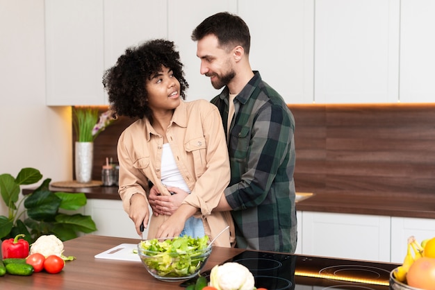 Foto gratuita mujer cocinando y mirando a su novio