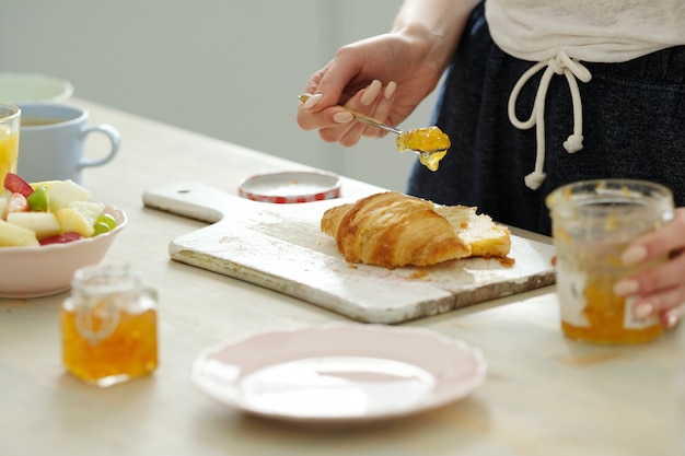 Mujer cocinando, preparando el desayuno