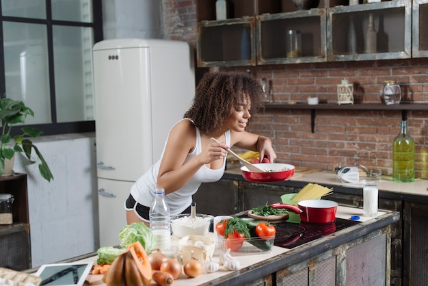 Mujer cocinando con sartén