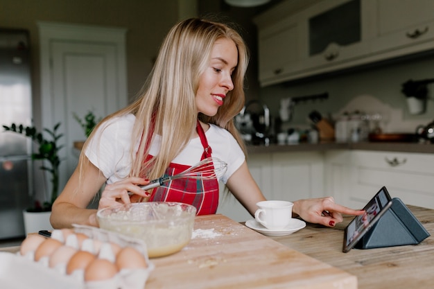 mujer cocinando con tableta