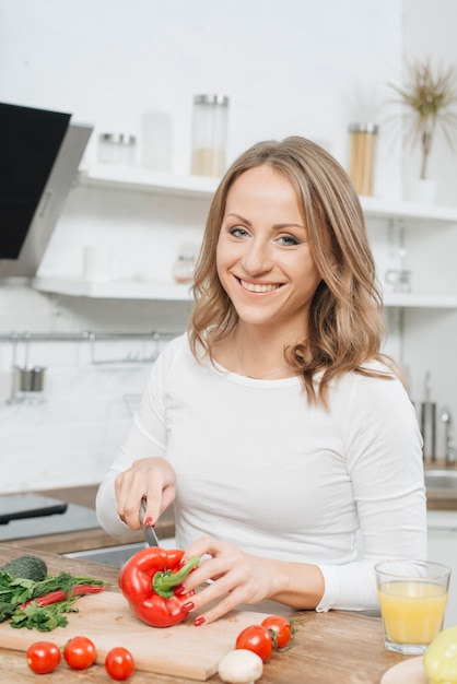 Foto gratuita mujer cocinando