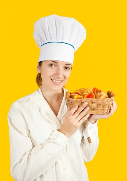 Mujer cocinera con pastelería