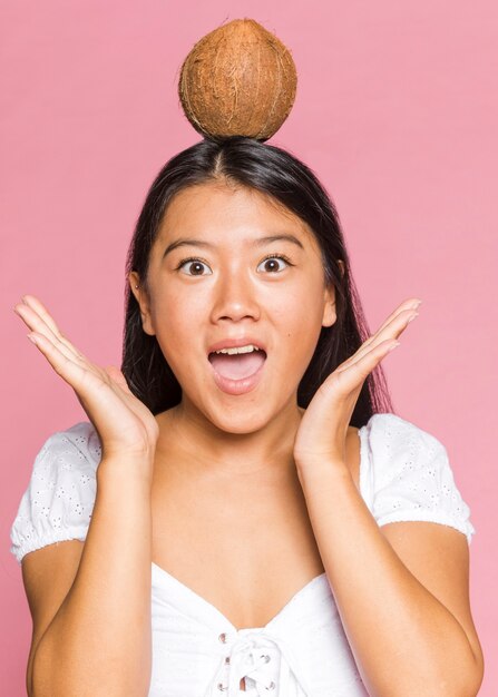 Mujer con un coco en la cabeza