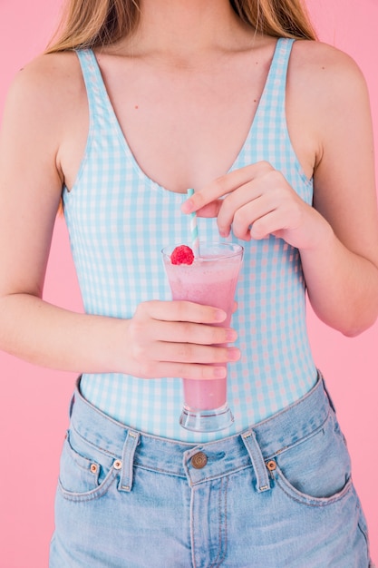 Mujer con cóctel de verano