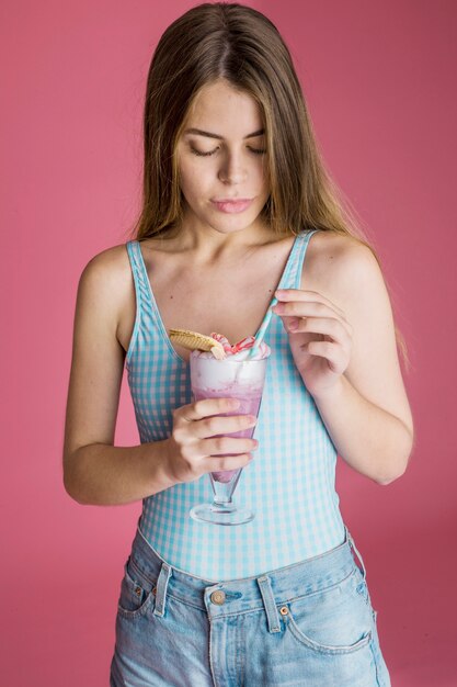 Mujer con cóctel de verano