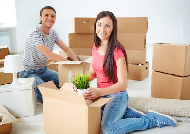 Mujer cogiendo una planta de la caja