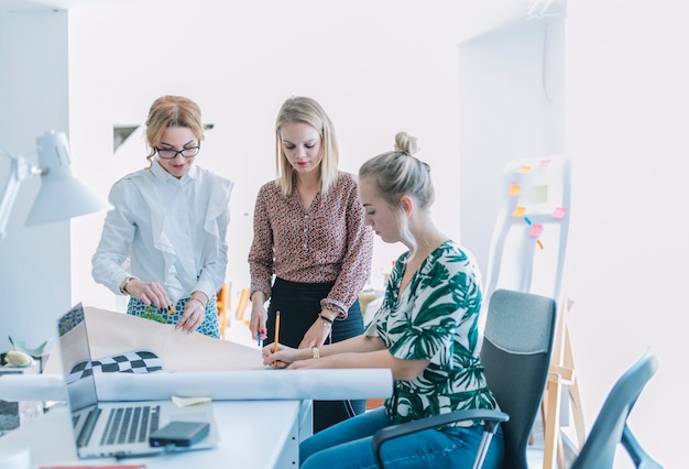 Foto gratuita mujer colega discutiendo proyecto de negocios en el lugar de trabajo en la oficina