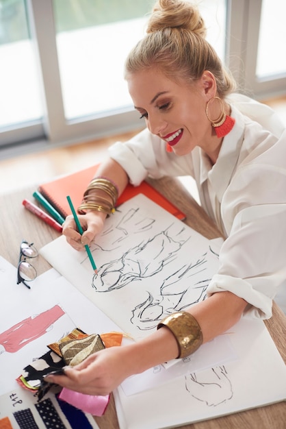 Foto gratuita mujer combinando materiales con proyectos