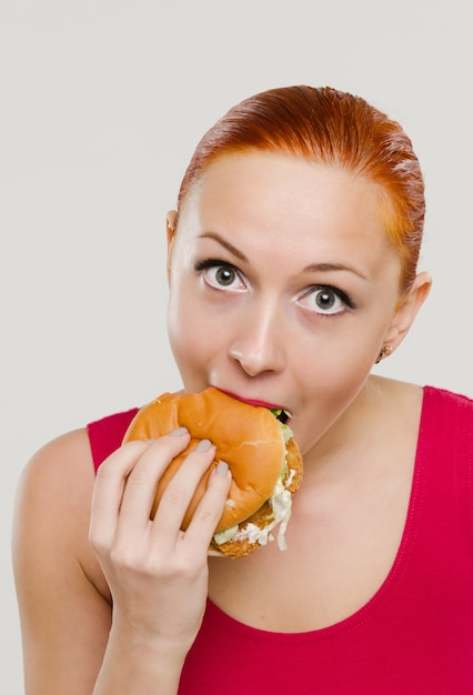 Foto gratuita mujer, comer, hamburguesa