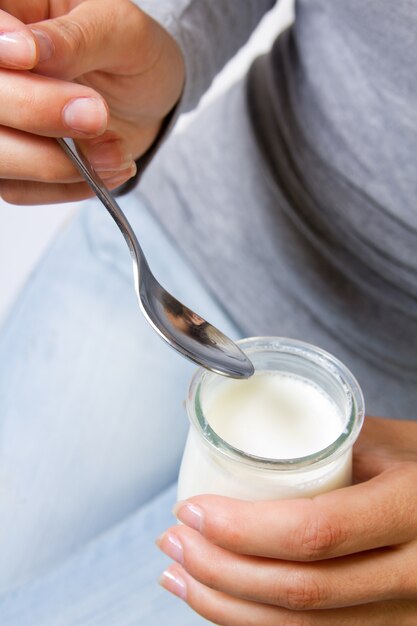 Mujer comer yogur