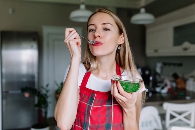 mujer comiendo comida sana