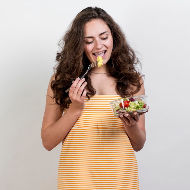 Foto gratuita mujer comiendo una ensalada de lechuga