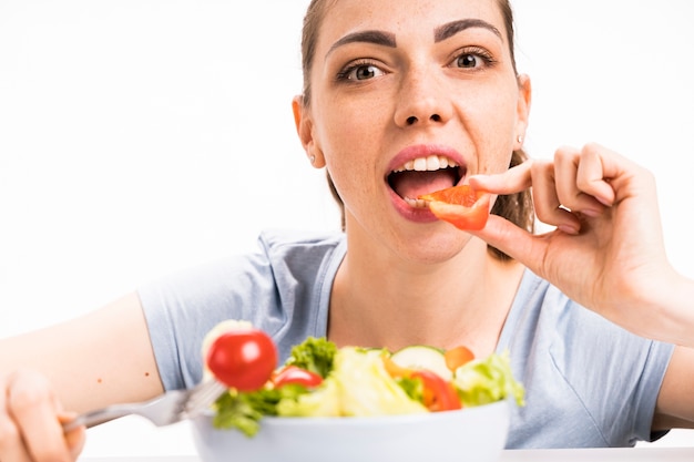 Mujer comiendo una ensalada saludable