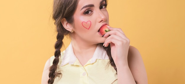 Mujer comiendo una fresa