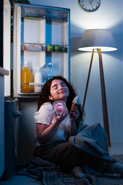 Mujer comiendo helado tiro completo