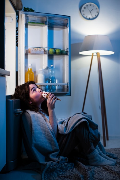 Mujer comiendo helado vista lateral