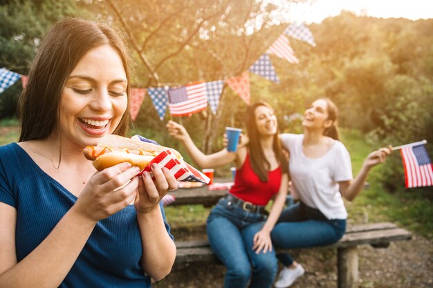 Mujer comiendo hot-dog