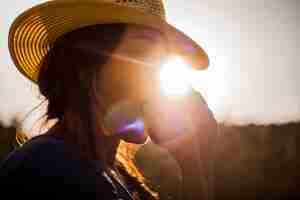 Foto gratuita mujer comiendo manzana roja en la luz del sol