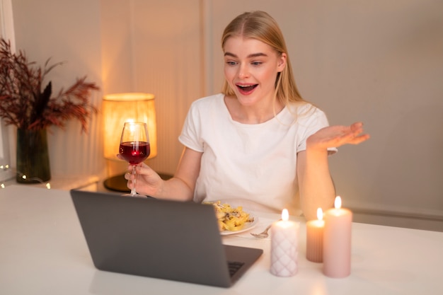 Mujer comiendo pasta en casa plano medio