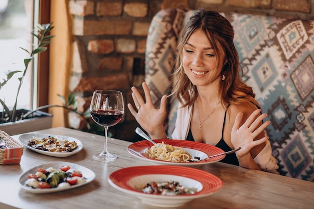 Foto gratuita mujer comiendo pasta en un restaurante italiano