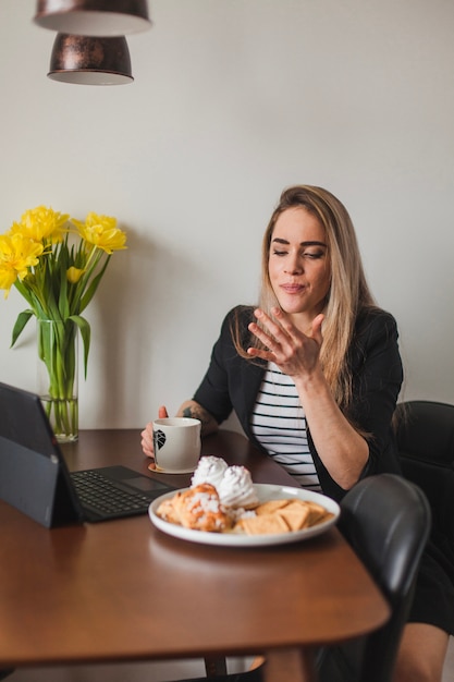 Foto gratuita mujer comiendo pasteles