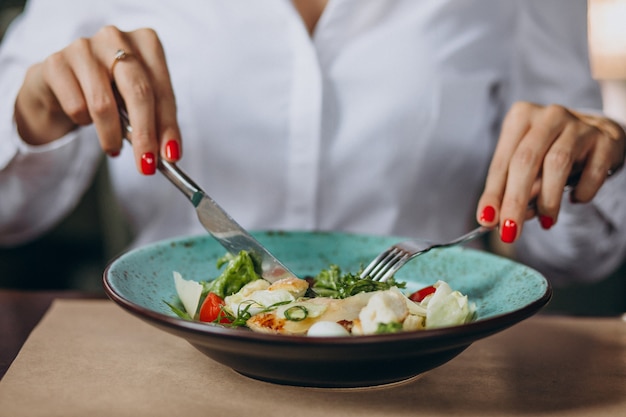 Foto gratuita mujer comiendo plato de ensalada