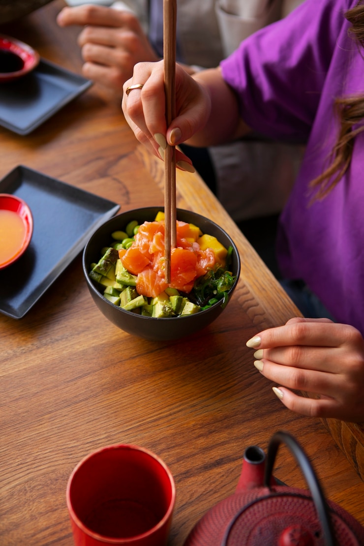 Foto gratuito mujer comiendo plato de salmón en el restaurante