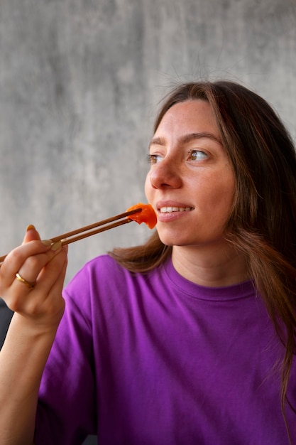 Foto gratuita mujer comiendo plato de salmón en el restaurante