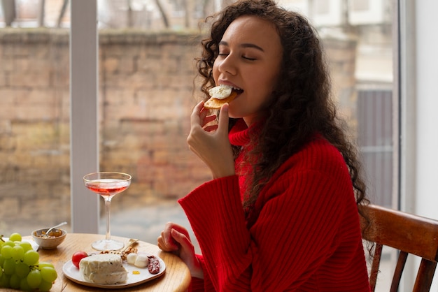 Foto gratuita mujer comiendo queso fresco