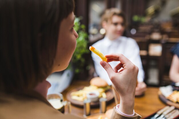 Mujer comiendo en restaurante