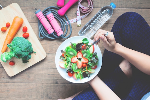 Mujer comiendo sano