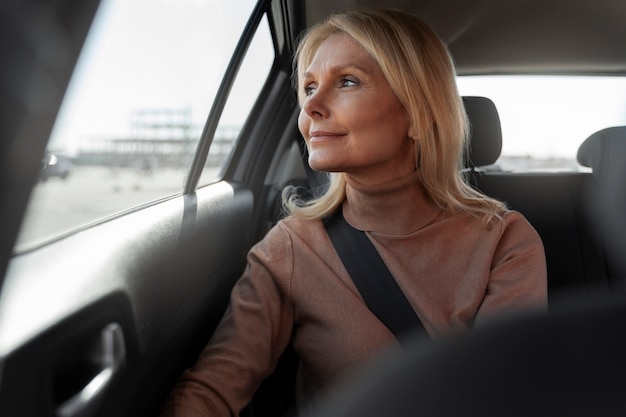 Foto gratuita mujer como pasajera en un automóvil durante la prueba de la licencia de conducir