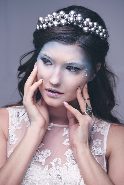 Mujer como reina de hielo con corona