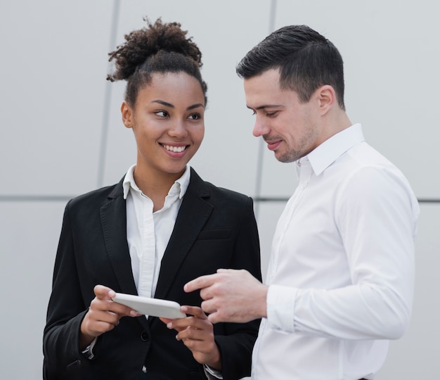 Mujer compartiendo idea con compañero de trabajo