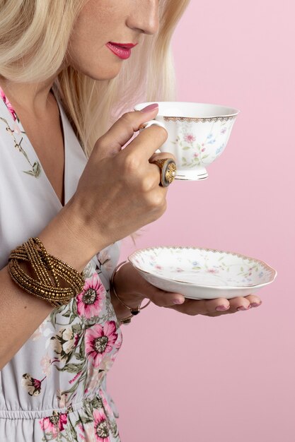 Mujer con composición de fiesta de té