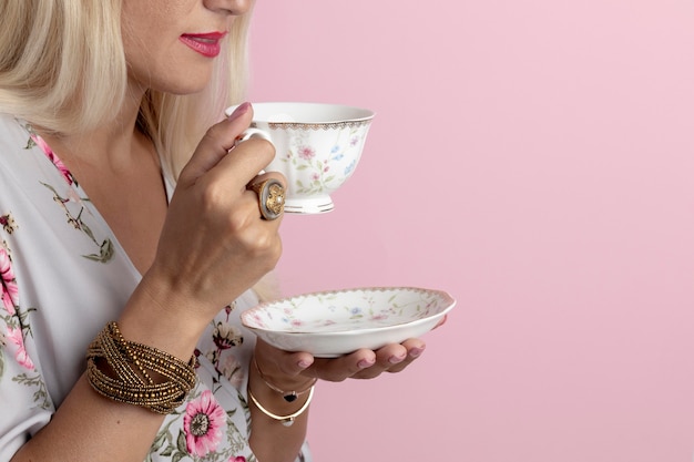 Mujer con composición de fiesta de té