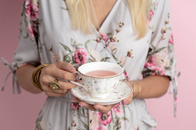 Mujer con composición de fiesta de té