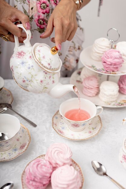 Mujer con composición de fiesta de té