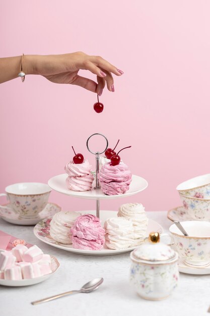 Mujer con composición de fiesta de té