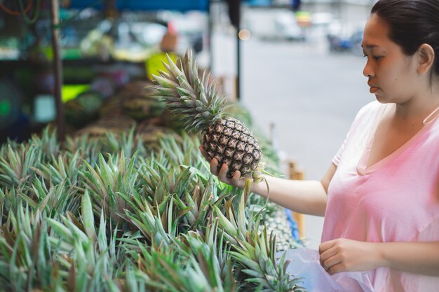 mujer compra frutas orgánicas