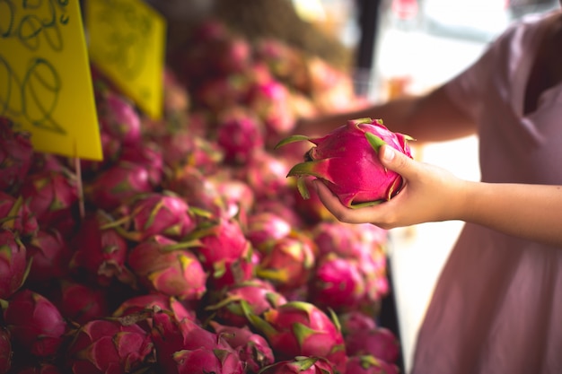 mujer compra frutas orgánicas