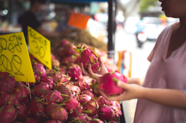 mujer compra frutas orgánicas