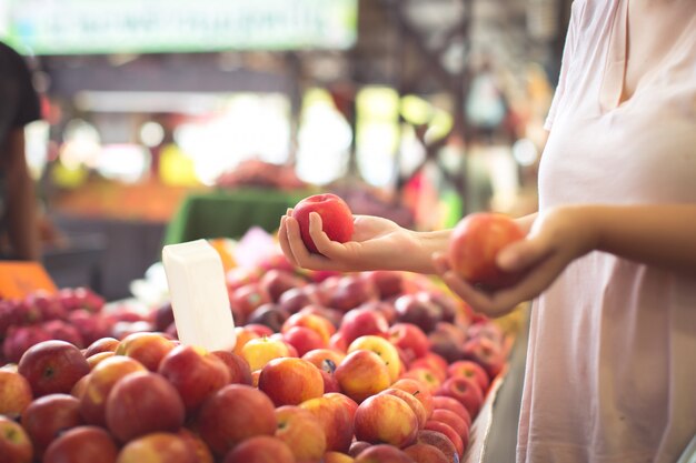 mujer compra frutas orgánicas